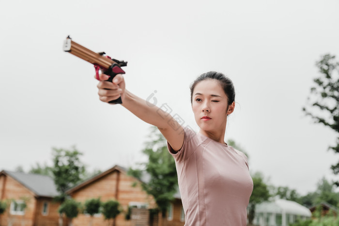 女生光电射击练习摄影图片