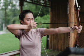 女生射箭摄影图片