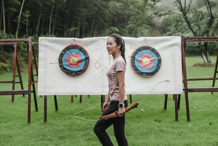 女生射箭打靶摄影图片