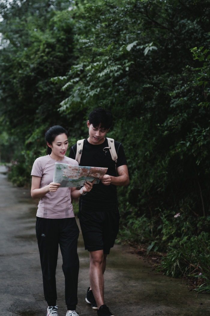 男女生野外寻路摄影图片