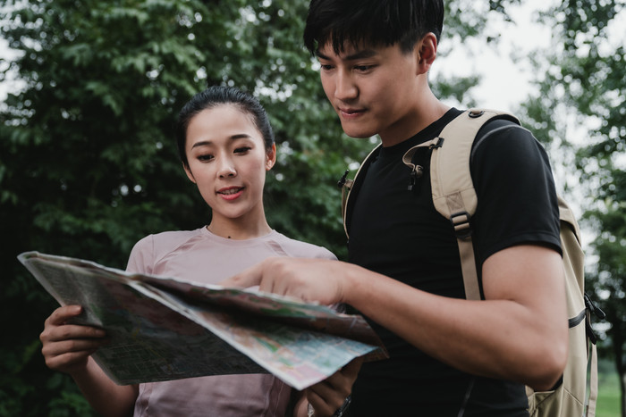 男女生地图寻路摄影图片