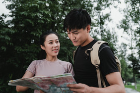 男女生野外地图寻路摄影图片