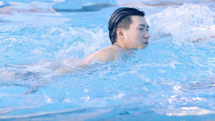 男生在游泳池游泳健身实拍