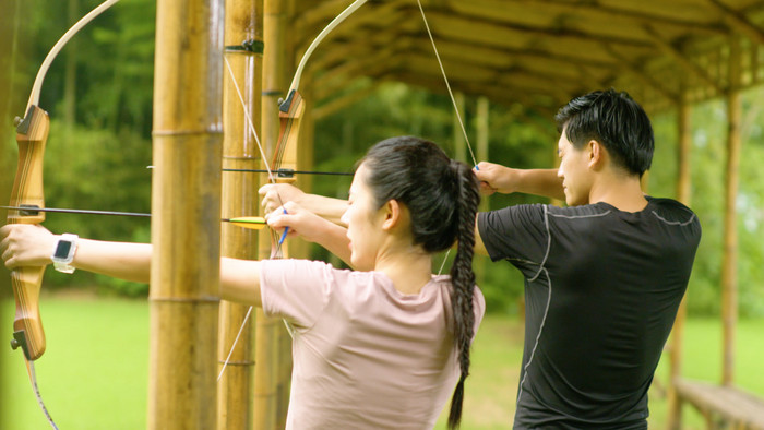 训练营射箭打靶的男女实拍