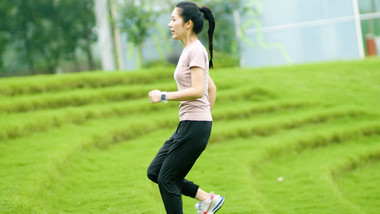 女子进行登阶运动台阶训练实拍