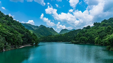 自然风景大气碧绿湖水山林蓝天白云延时