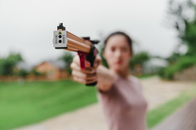 女子光电射击练习摄影图片