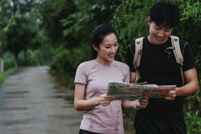 男生女生野外地图寻路摄影图片