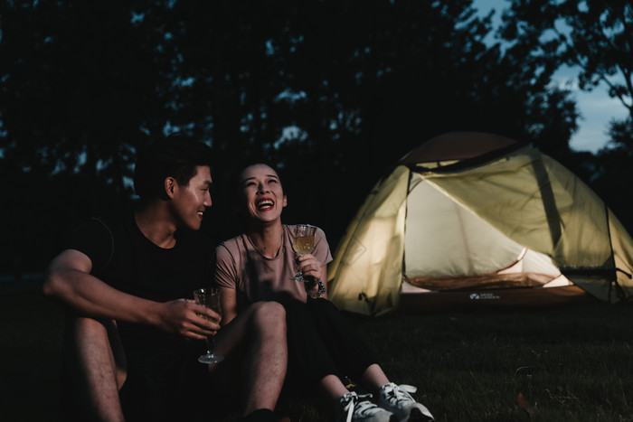 男女野外夜晚交流摄影图片