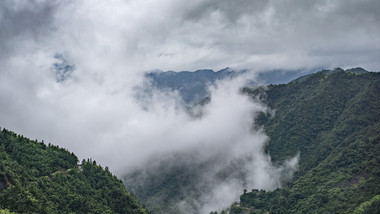 风光云雾缭绕的山峰延时摄影