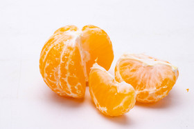 新鲜水果甜橘剥开橘子图片