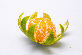 新鲜水果剥开橘子图片