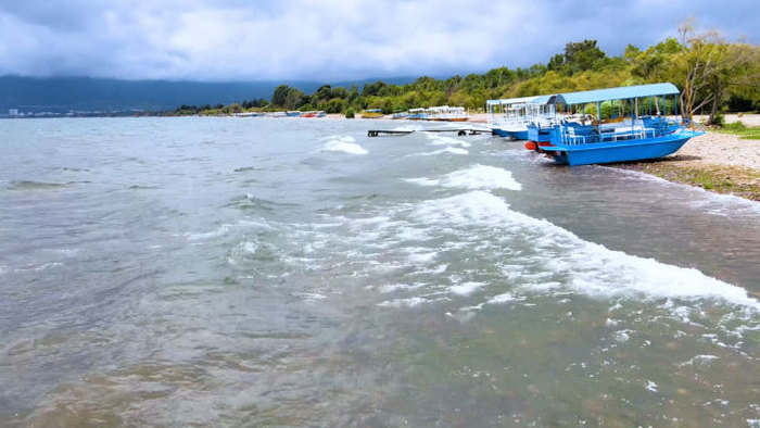 云南芜仙湖岸边湖畔浪花4K航拍视频