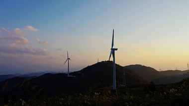 风力能源大气风车日落晚霞天空云彩变幻延时