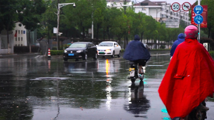 生活氛围下雨天街头路口行人出行4K实拍