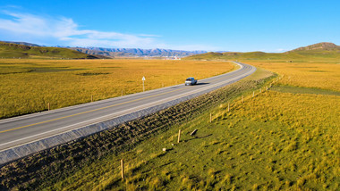 车辆行驶在草原公路风景4K航拍