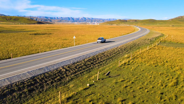 车辆行驶在草原公路风景4K航拍