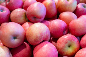 新鲜水果甜脆红富士苹果摄影图