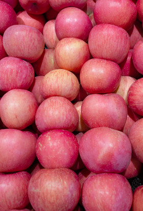 新鲜红色水果红富士苹果摄影图