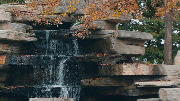 秋天实拍公园假山瀑布流水红叶视频素材