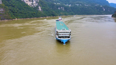 长江三峡西陵峡轮船驶过4K航拍