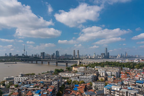 城市风光武汉长江大桥蓝天白云摄影图
