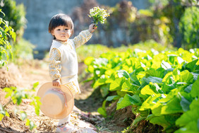 田园风儿童手拿鲜花