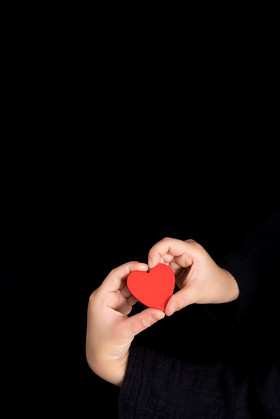 公益爱心儿童手拿爱心黑色