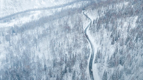 新疆喀纳斯冬季森林公路雪景