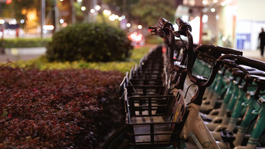 城市道路单车公交站夜景4K实拍