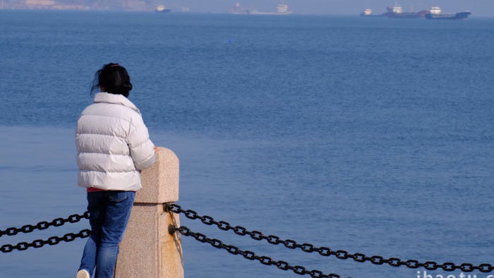 海洋大海海边驻足远望大海背影心情