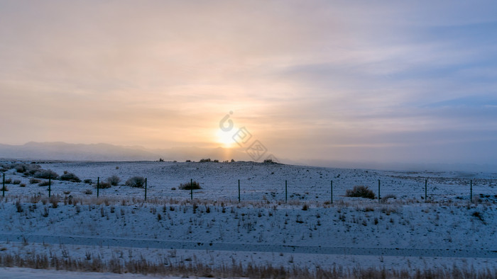 新疆雪地日出风光图片