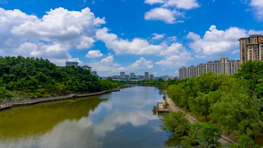 绿色城市河流蓝天白云延时实拍