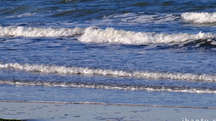 海洋大海波涛汹涌海浪翻滚拍打岸边礁石