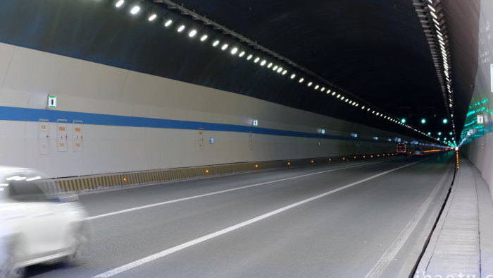 延时摄影交通车流汽车穿过隧道