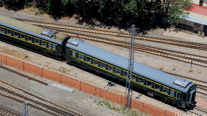 绿皮火车穿过铁轨铁道高视角实拍4K