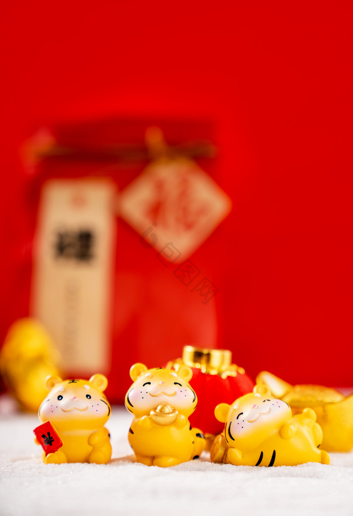红色新年虎年春节摆件摄影图图片