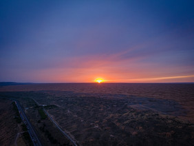 大气夕阳下的甘肃中卫沙漠景观