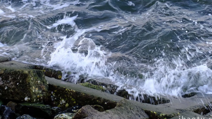 自然海洋海浪拍打岸边海水海边波涛汹涌实拍