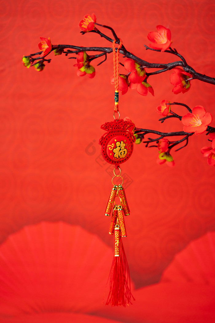 新年福袋挂饰红色背景图片