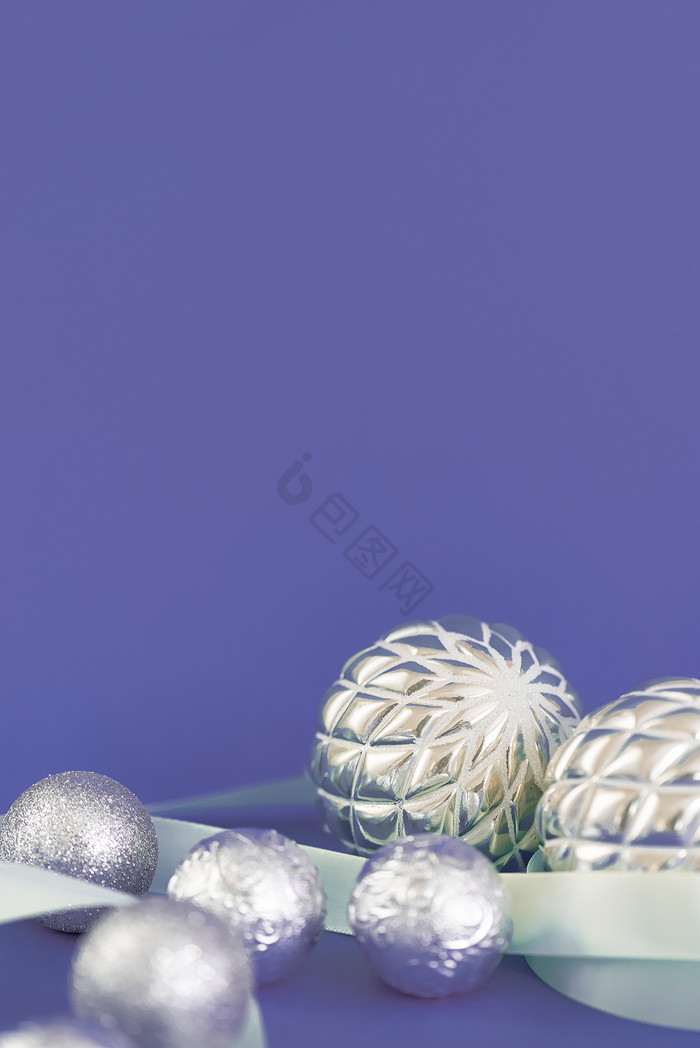 流行色长春蓝圣诞球创意背景图片