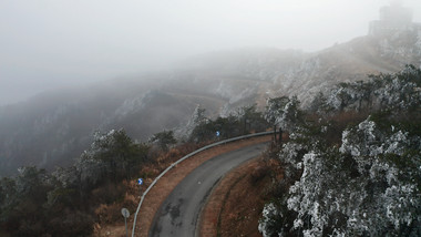 航拍高山雾凇天气