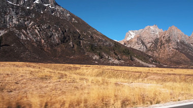 简约汽车行驶在川西高原沿途风景4k实拍