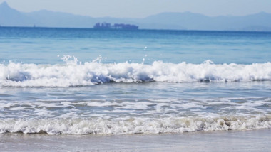 自然海洋唯美阳光下的沙滩海浪风景实拍