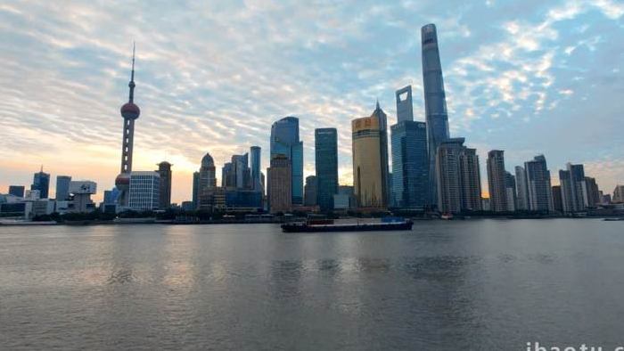 震撼上海外滩地标建筑清晨浮云4K延时