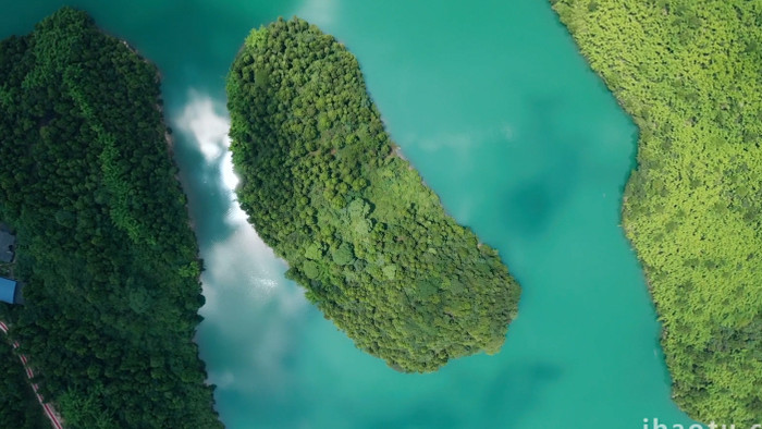 自然震撼湖中小岛绿色山林山水风光航拍