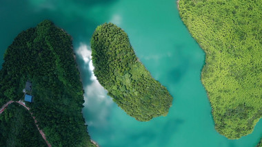 自然震撼湖中小岛绿色山林山水风光航拍