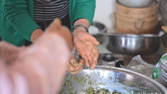 油炸茴香丸子美食视频