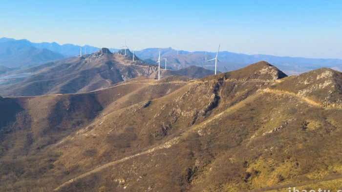 大山风力发电机清洁能源发展4K航拍