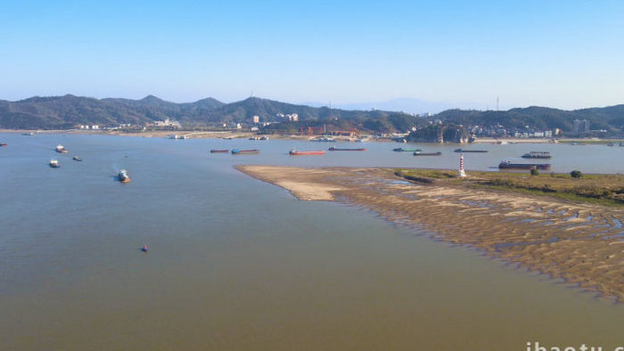 长江鄱阳湖交界处往来贸易船舶4K航拍